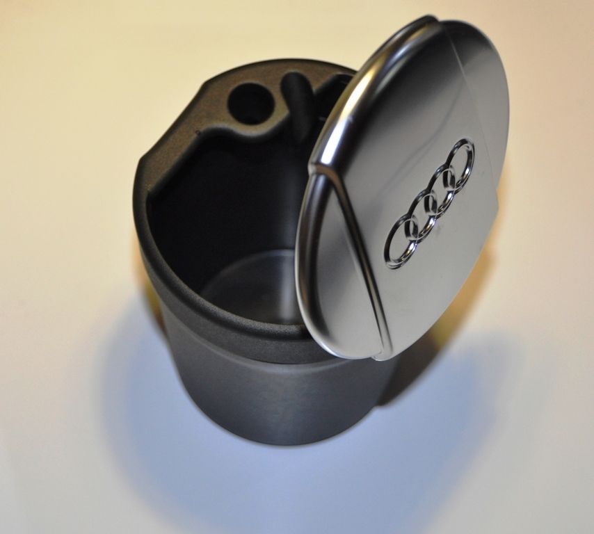 Biete: - 2x Audi Aschenbecher + 1x Audi Ablagesystem/Handyhalter für  Cupholder 